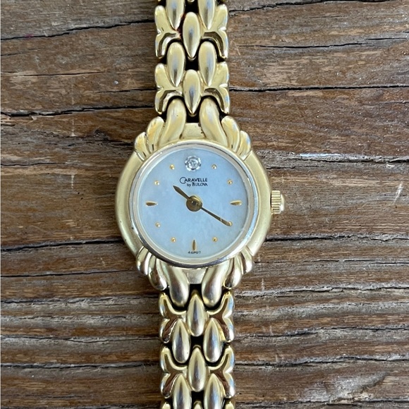 Sold : Caravelle Bulova Women Watch Stainless Steel Gold Water Res Battery Pearl - Picture 3 of 6